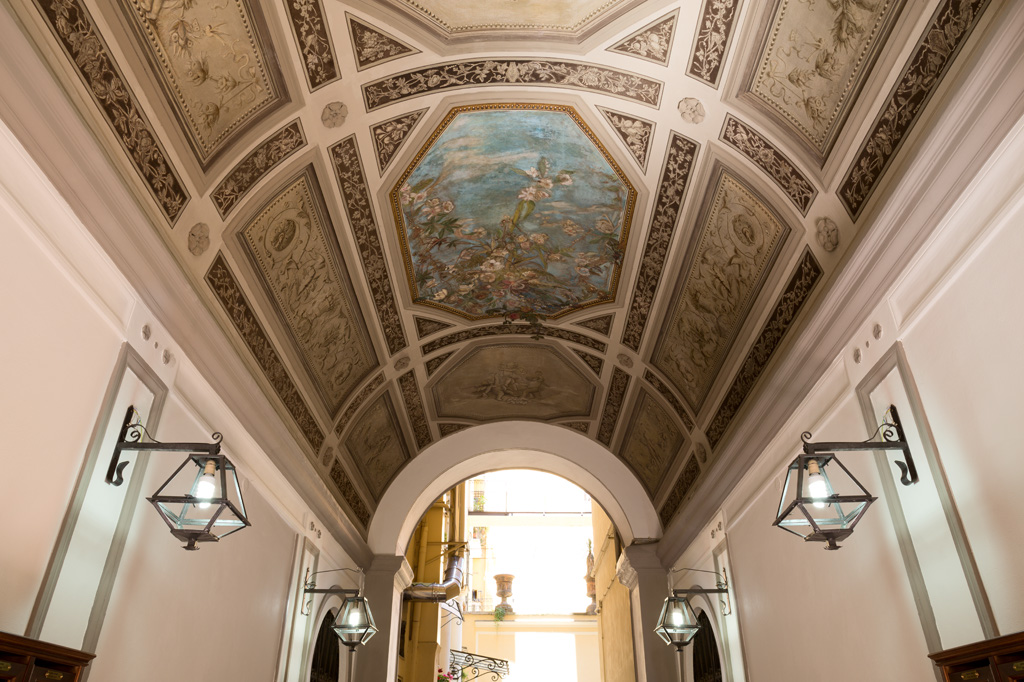 Fotografia d'interni: ingresso dell'Hotel Indipendenza. copyright © _nf