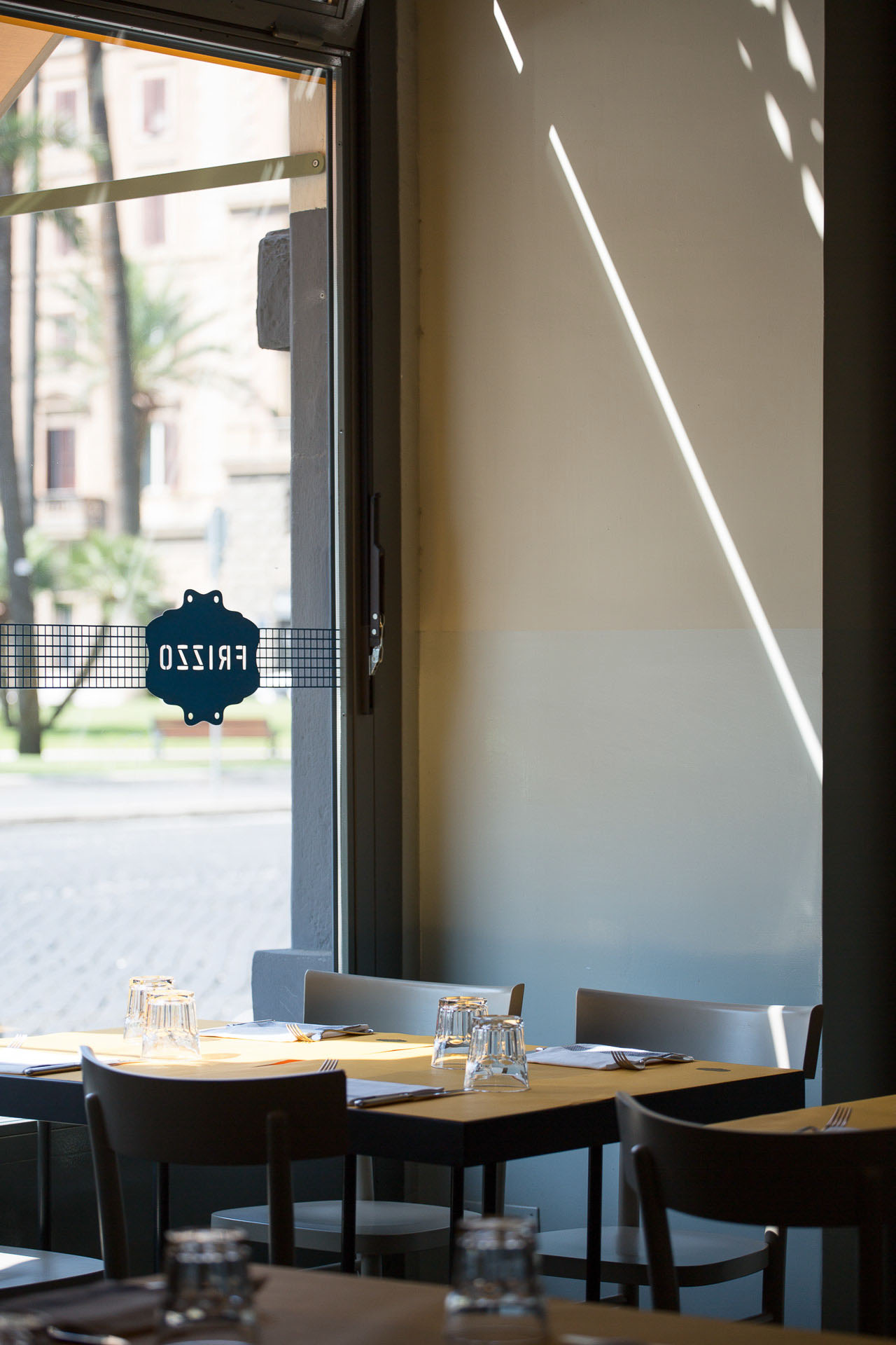 Fotografia d'interni: la vetrina di Frizzo, ristorante a Roma