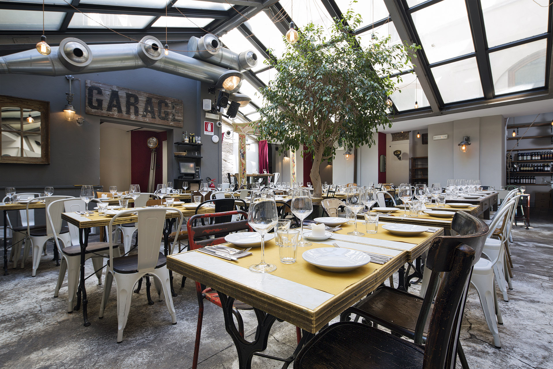 Fotografia d'interni: il ristorante del Bar del Fico, Roma